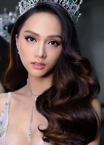 Năm 2018, Hương Giang Idol còn có bản hit đầu tiên sau 6 năm theo đuổi con đường ca hát. Không thể phủ nhận thành công trong vai trò ca sĩ của người đẹp chuyển giới năm nay có sự góp phần của vương miện mà cô đoạt được.