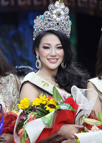 Giống Hương Giang Idol, Phương Khánh cũng vụt sáng nhờ giành chiến thắng một cuộc thi nhan sắc quốc tế là Hoa hậu Trái đất 2018.