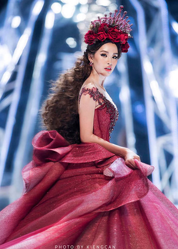 Ở tuổi 18, Tiểu Vy mang chuông đi đánh xứ người. Dù thành tích lọt top 40 chung cuộc Hoa hậu Thế giới 2018 của người đẹp không quá cao nhưng cô vẫn được ghi nhận bởi sự nỗ lực. Fan kỳ vọng năm 2019, Tiểu Vy sẽ gặt hái nhiều thành công hơn.