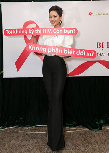 Suốt năm qua, trong vai trò đại sứ các chương trình vì cộng đồng, xã hội, H\'hen Niê luôn tỏ ra rất tích cực. Lấy ví dụ, khi đi hoa hậu quốc tế, tại các sự kiện quan trọng, H\'hen Niê thường xuyên đeo dải băng đỏ - biểu tượng cho ý thức và sự ủng hộ dành cho những người bị nhiễm HIV.