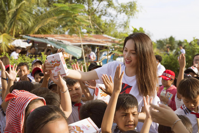 Trong vai trò hoa hậu, Hương Giang Idol cũng tích cực tham gia các hoạt động từ thiện, mang tính chất cộng đồng.