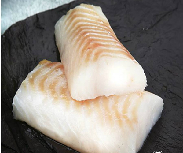 Cá tuyết nguyên con được bán với giá khoảng trên 550.000 đồng/kg, trong khi cá tuyết phile khoảng 1 triệu đồng/kg. Ảnh: Daohaisan.