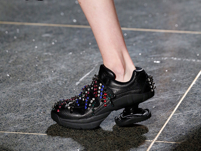 Nhà mốt Christopher Kane đã sáng tạo nên mẫu sneakers với phần đế lò xo trên sàn diễn thu đông 2018. Ảnh: Internet, Vogue.