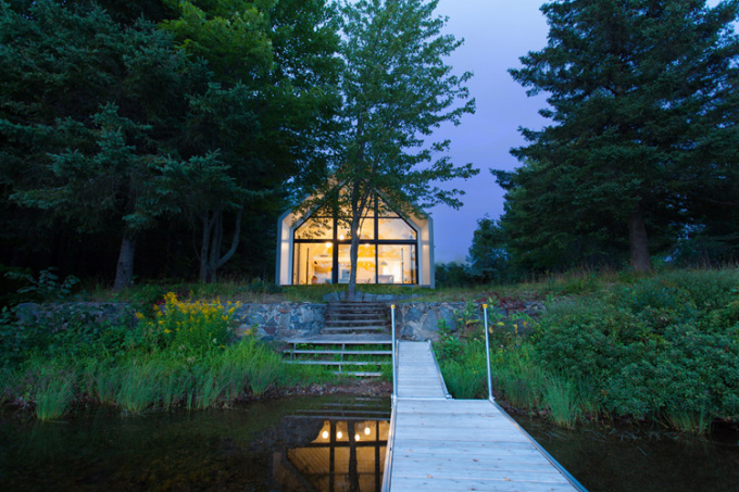 Ngôi nhà bằng gỗ nằm bên một hồ nước yên bình tại Quebec, Canada.