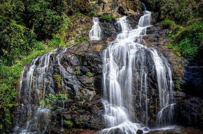 Thác Bạc từ lâu nổi tiếng là một thắng cảnh của đất Sa Pa. Ngọn thác này có độ cao khoảng 200 mét, là thượng nguồn của dòng suối Mường Hoa, nằm dưới chân đèo Ô Quy, cách thị trấn Sapa khoảng 12 km.