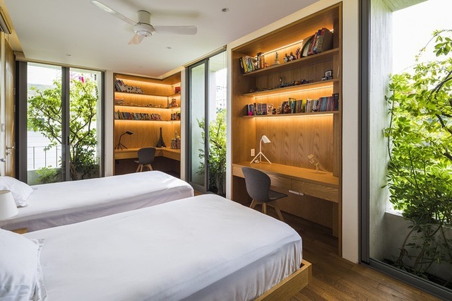 Khác với không gian chung, các phòng riêng như phòng ngủ được đặt như một khối vuông đặc. Việc trồng cây ở cửa sổ giúp chặn ánh sáng mặt trời trực tiếp, cung cấp gió mát và làm sáng không gian bên trong.