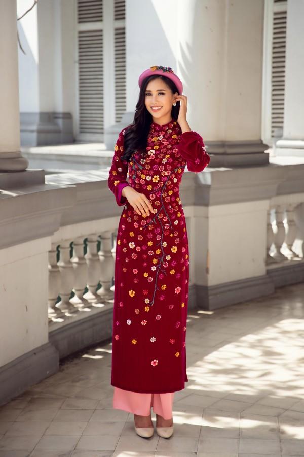 Hoa hậu Tiểu Vy khoe nhan sắc rạng rỡ bên áo dài đỏ. Ảnh: Internet
