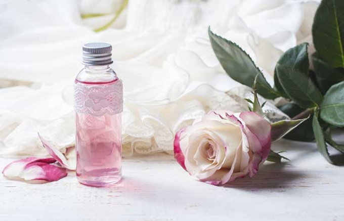 Trị da xỉn màu: Sử dụng bột vỏ lựu, nước cốt chanh và nước hoa hồng nhằm tẩy tế bào chết và làm sáng da.