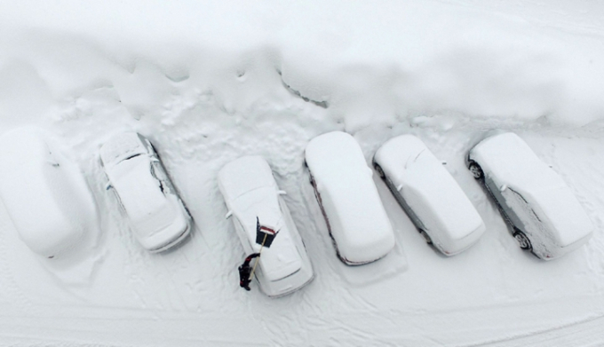 Tại các khu vực vùng núi miền Bắc nước Áo, tuyết rơi dày tới 3m. Trong ảnh: một người đàn ông đang