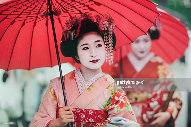 Các geisha là nguồn cảm hứng tạo nên các loại dầu tẩy trang để loại bỏ lớp trang điểm cứng đầu. Ảnh: Julieanne Birch/ Getty Images.