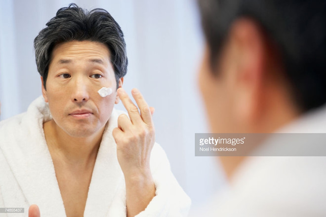 Việc chăm sóc da thường xuyên giúp nam giới chỉn chu hơn trong mắt phái đẹp. Ảnh: Noel Hendrickson/ Getty.