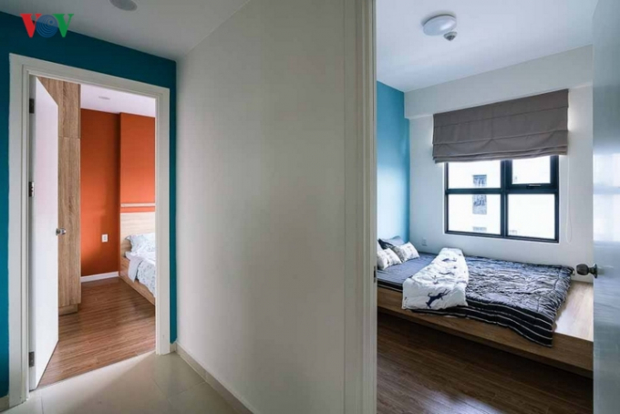 Hai phòng ngủ kế bên nhau với hai sắc màu.