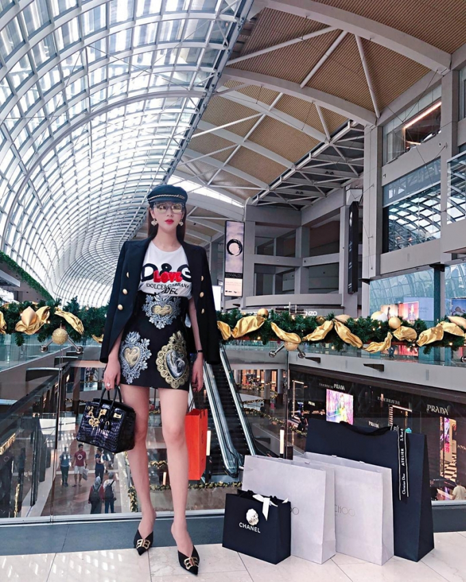 Tranh thủ shopping để có đồ diện ngày lễ tết, Ngọc Loan khiến công chúng mãn nhãn với layer hàng hiệu đắt giá, mix cùng túi Hermès và giày cao gót Balenciaga.
