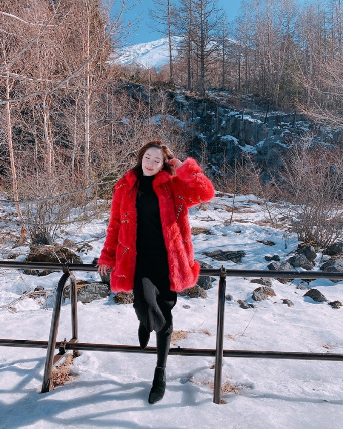 Với bộ đôi đầm len và áo choàng lông “nhuộm” sắc đỏ rực, Bảo Thy không chỉ ghi điểm bởi vẻ kiêu kỳ mà còn nổi bật tuyệt đối giữa trời tuyết trắng khi đi du lịch Nhật Bản.