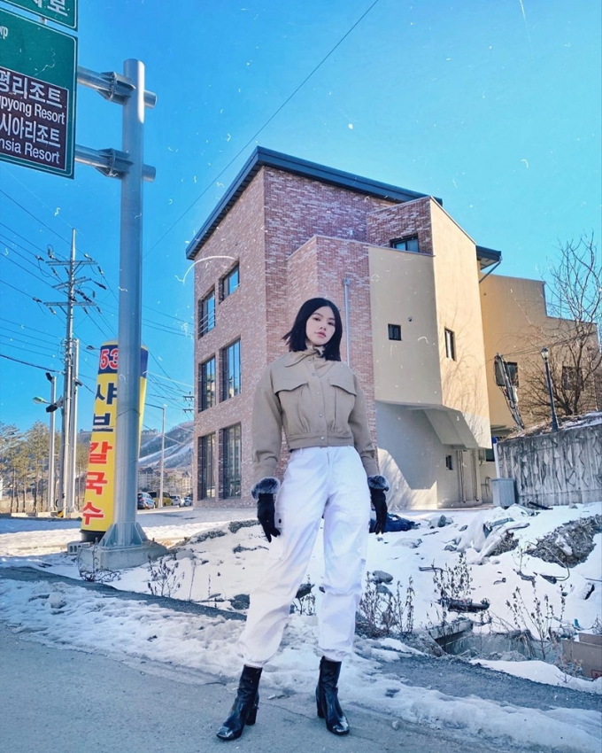 Jolie Nguyễn tận hưởng “mùa đông không lạnh” ở Hàn Quốc với quần jogger, áo khoác dáng ngắn và boots, tạo dáng xuất thần như những tuyển thủ trượt tuyết chuyên nghiệp.