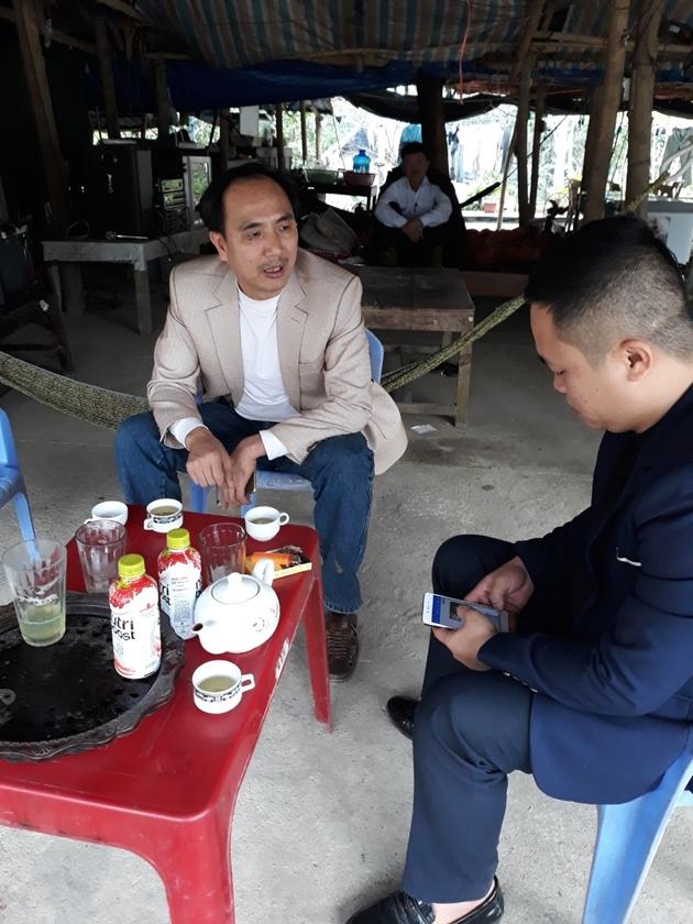 Ông Lê Văn Minh (trái), em họ của Năm đang trao đổi vụ việc với báo chí. Ảnh Bảo vệ Pháp Luật