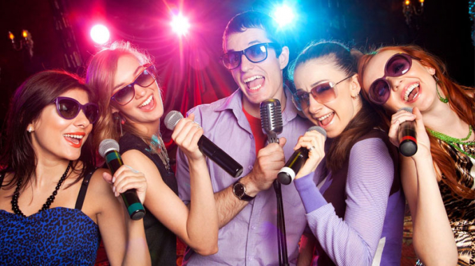 Hát karaoke sau khi ăn có thể khiến máu dồn về thanh quản và cổ họng, gây xung huyết hoặc viêm họng mãn. (Ảnh minh họa)