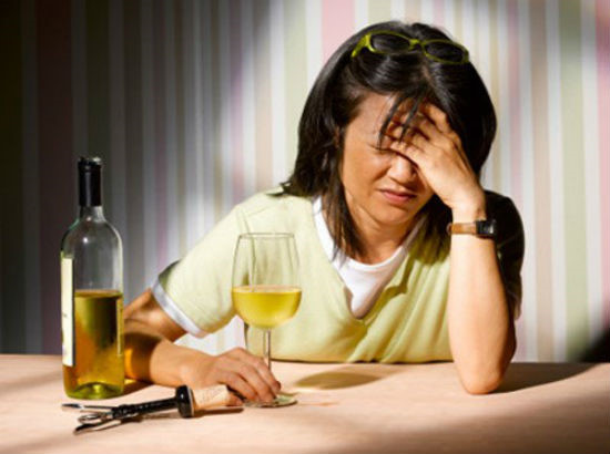 Khi say rượu người ta thường cảm thấy đau đầu (Ảnh minh họa)