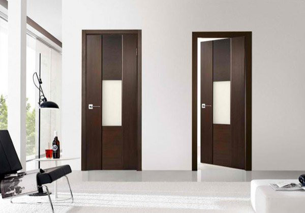 Một mẫu cửa gỗ đơn giản với gam màu trầm thanh lịch phù hợp với căn hộ phong cách hiện đại.