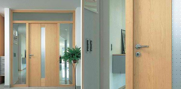 Sự kết hợp giữa cửa gỗ và kính là giải pháp thú vị cho căn hộ muốn tạo không gian mở.