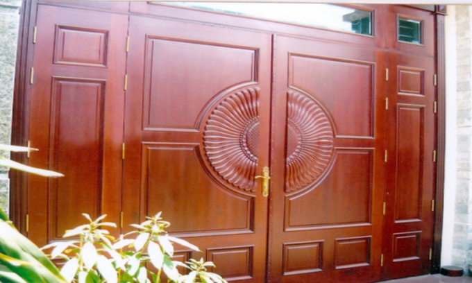 Thiết kế cửa gỗ cầu kỳ mang đến vẻ đẹp đẳng cấp.