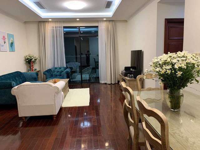 Không gian căn hộ siêu mẫu Xuân Lan có lấy tông màu trắng làm chủ đạo với bộ sofa ấn tượng màu xanh.