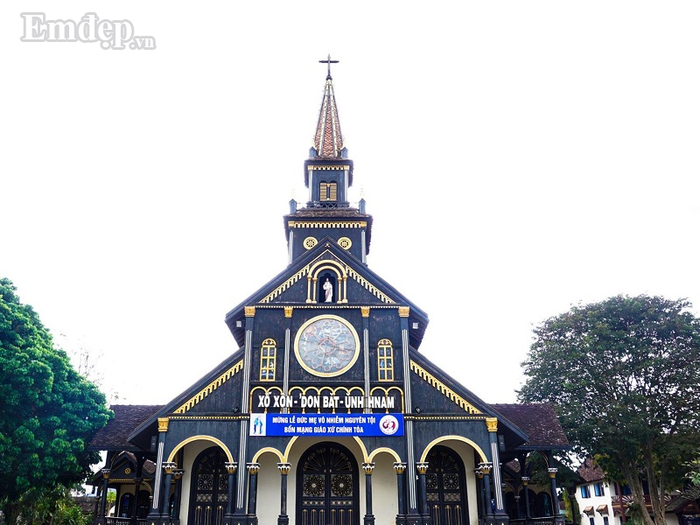  Địa điểm đi chơi thì nổi tiếng nhất chính là nhà thờ gỗ Kon Tum nằm ngay giữa trung tâm thành phố.