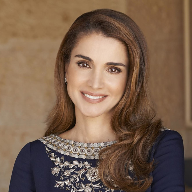 Chỉ với những bước trang điểm đơn giản nhưng Hoàng hậu Rania vẫn mang vẻ đẹp lộng lẫy. Ảnh: Sleepless in Amman