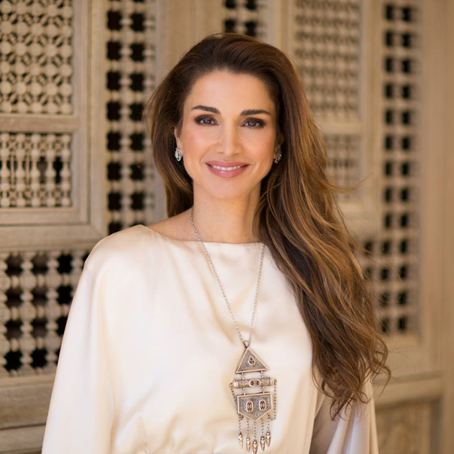 Bí quyết sau vẻ đẹp không tuổi Hoàng hậu Rania sở hữu chính là nhờ vào chế độ ăn kiêng khoa học và tập luyện đều đặn. Ảnh: Biography.