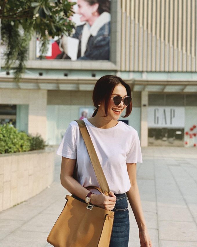 Thanh Hằng tươi rói với áo phông, quần jeans, thể hiện phong cách tối giản vốn đã trở thành thương hiệu của siêu mẫu.
