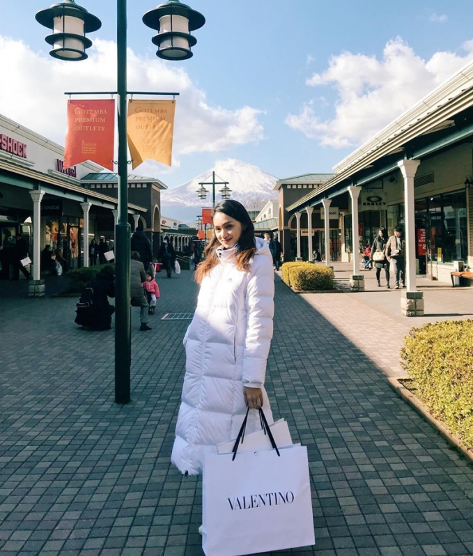 Dự cuộc thi Miss International Queen Nhật Bản với tư cách là giám khảo, Hương Giang khiến người hâm mộ “tan chảy” khi diện chiếc áo phao trắng dáng dài, vừa dày vừa ấm trong chuyến đi tới “xứ sở mặt trời mọc” dịp gần đây.
