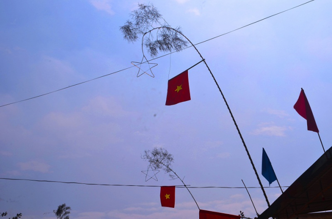 Trên quốc lộ 15 đi qua xã Giang Sơn huyện Đô Lương người dân trang trí cây nêu với lá cờ tổ quốc và chiếc sao 5 cánh được quấn bóng nháy. Đến đêm bóng nháy sẽ sáng nhấp nháy tạo hình ngôi sao rất đẹp.