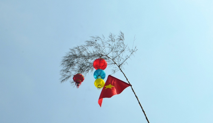 Độc đáo hơn, người dân ở Tràng Sơn huyện Đô Lương lại treo nhiều đèn lồng với đủ màu sắc đỏ, xanh, vàng với lá cờ tổ quốc tung bay.