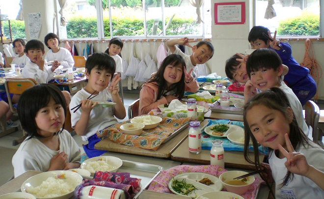 Hình ảnh học sinh dùng bữa tại trường học Nhật Bản. Nguồn: Internet