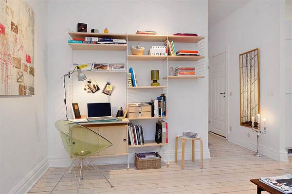 Bạn có thể tận dụng một phần tường không gian phòng khách để làm giá, bàn, kệ treo cho góc làm việc nhỏ của mình. (Ảnh: Internet)