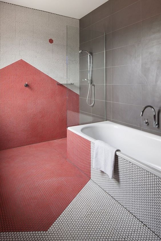 Gam màu xám cùng đỏ san hô cùng với họa tiết hình học sẽ giúp phòng tắm lột xác với vẻ ngoài hoàn toàn mới.