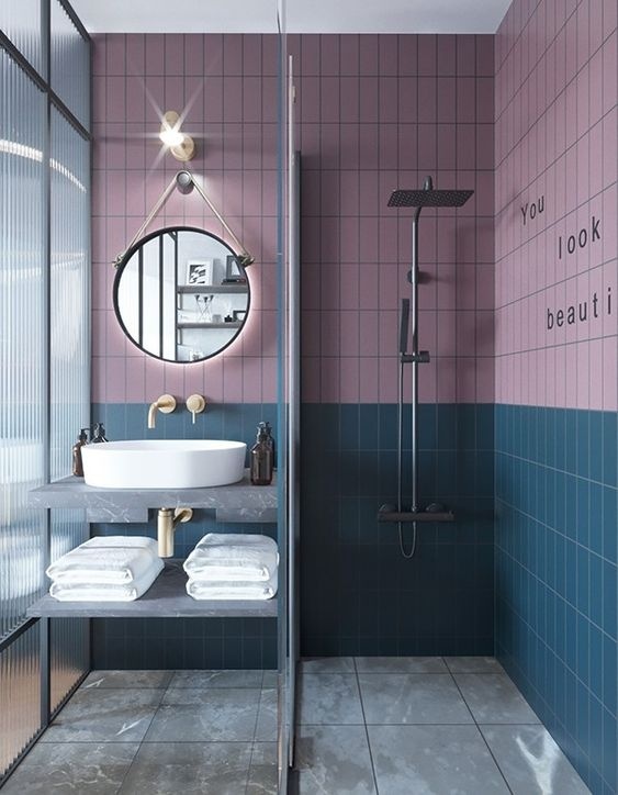 Phòng tắm cũ kỹ lột xác ấn tượng nhờ sự kết hợp của bộ đôi gam màu xanh- hồng.