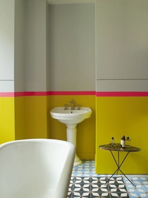 Màu vàng tươi sáng giúp phòng tắm trở nên vô cùng bắt mắt và sinh động.