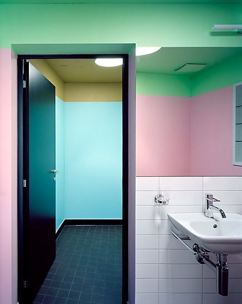 Bạn có thể kết hợp các mảng màu trong phòng tắm tùy theo ý muốn.