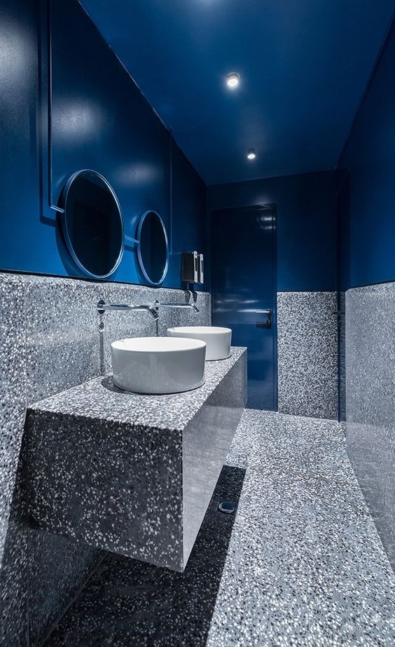 Phòng tắm trở nên ngời ngời sang chảnh với gam màu xanh biển cùng xám nhũ ấn tượng.