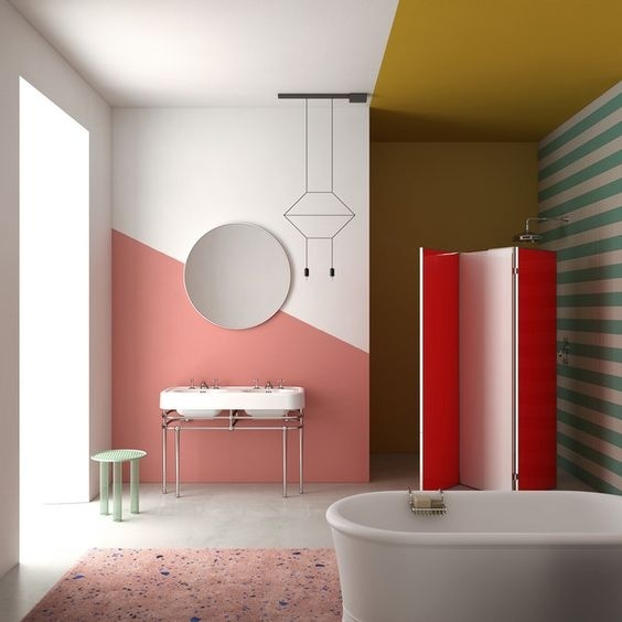 Phòng tắm tươi sáng và tràn đầy sức sống với gam màu vàng, hồng, xanh và đỏ.
