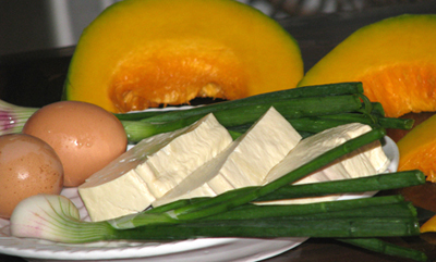 Nguyên liệu chế biến canh bí đỏ đậu phụ trứng bổ dưỡng cho bữa cơm ngày thu (Ảnh minh họa)