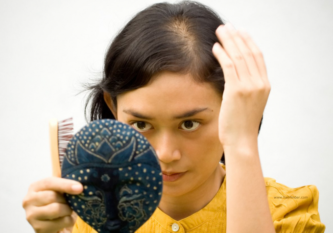 Bạn có thể tự chữa tóc rụng tại nhà.