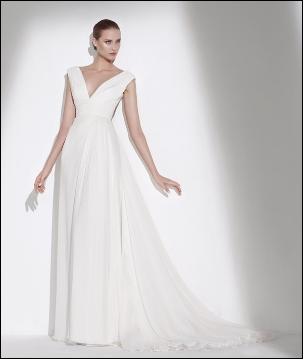 Một chiếc váy cưới trắng tinh tế, dáng chữ A, cổ V sâu sẽ cực kỳ phù hợp với những cô dâu thấp nhỏ. Không tin thì hãy bạn hãy thử 1 lần nhé!