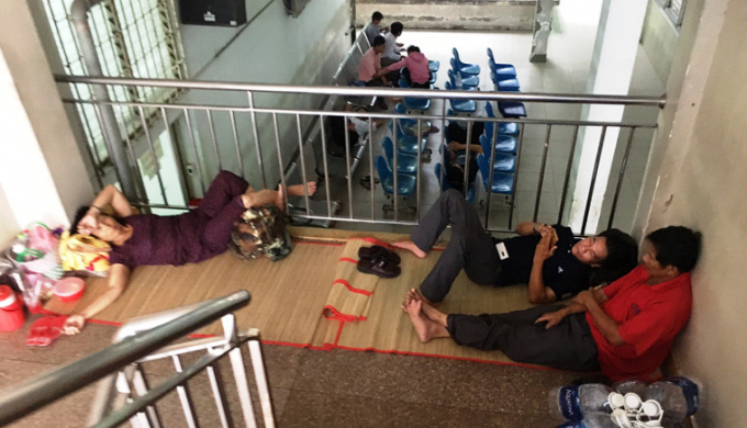 Bệnh viện quá tải, hành lang, cầu thang đều trở thành giường ngủ.