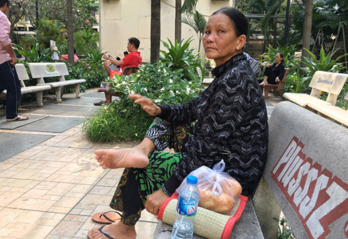 Bà Đào Thị Tuyết (quê tỉnh An Giang), đang nuôi cháu điều trị tại bệnh viện Nhi đồng, chia sẻ : “Tôi mong TP sẽ đầu tư thêm những công trình có lợi cho người dân TP nói riêng, cũng như cả nước