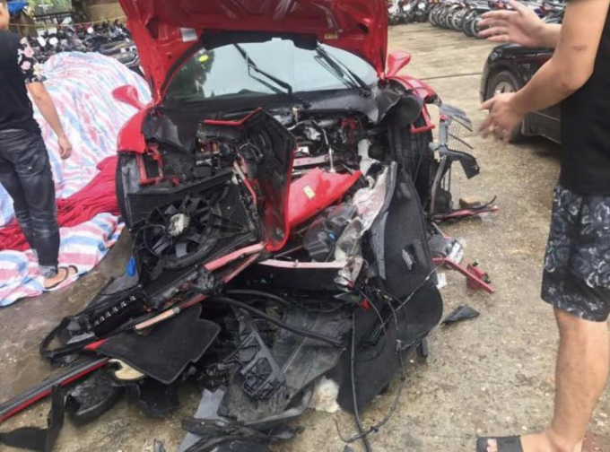 Chiếc Ferrari gặp nạn ở Phú Thọ.