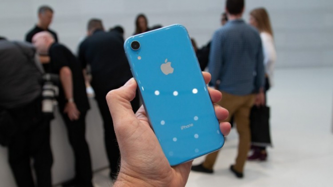Phone Xr có nhiều màu máy lạ lần đầu được Apple sử dụng.