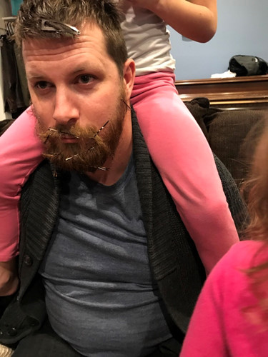 Con gái kẹp cả tóc lẫn râu để chỉnh trang nhan sắc cho bố.