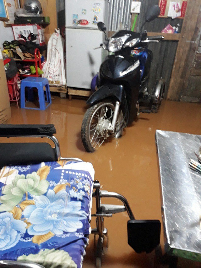 Căn nhà nhỏ của mẹ con chị Phương ngập đầy nước mỗi khi trời mưa lớn. Ảnh:NVCC.